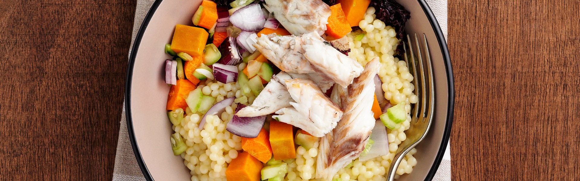 Боул с кускусом и белой рыбой