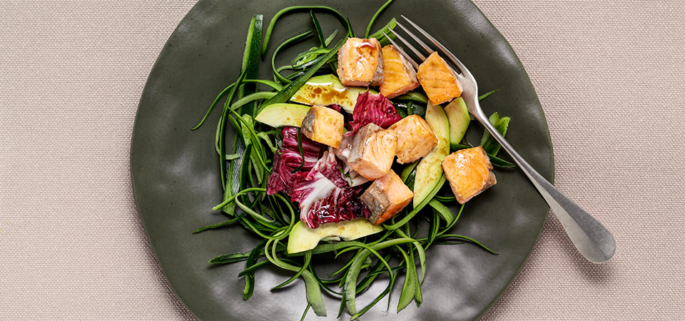 Салат из огурца с лососем и авокадо