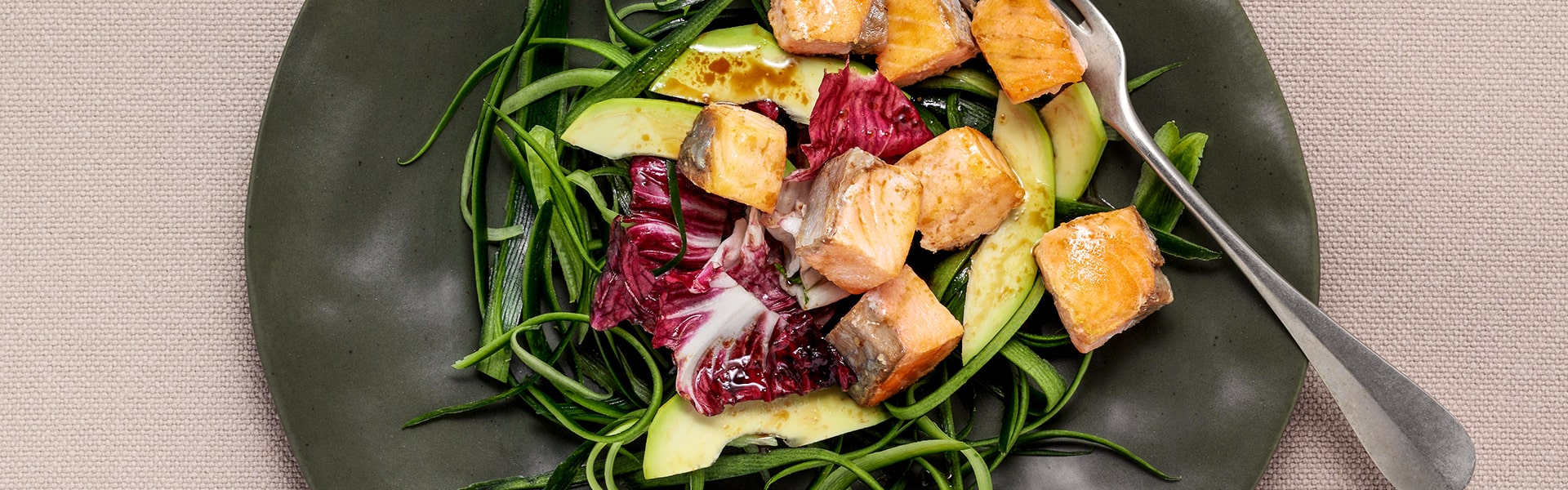 Салат из огурца с лососем и авокадо