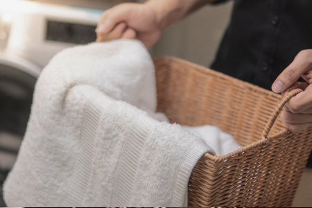 Полотенца в корзине